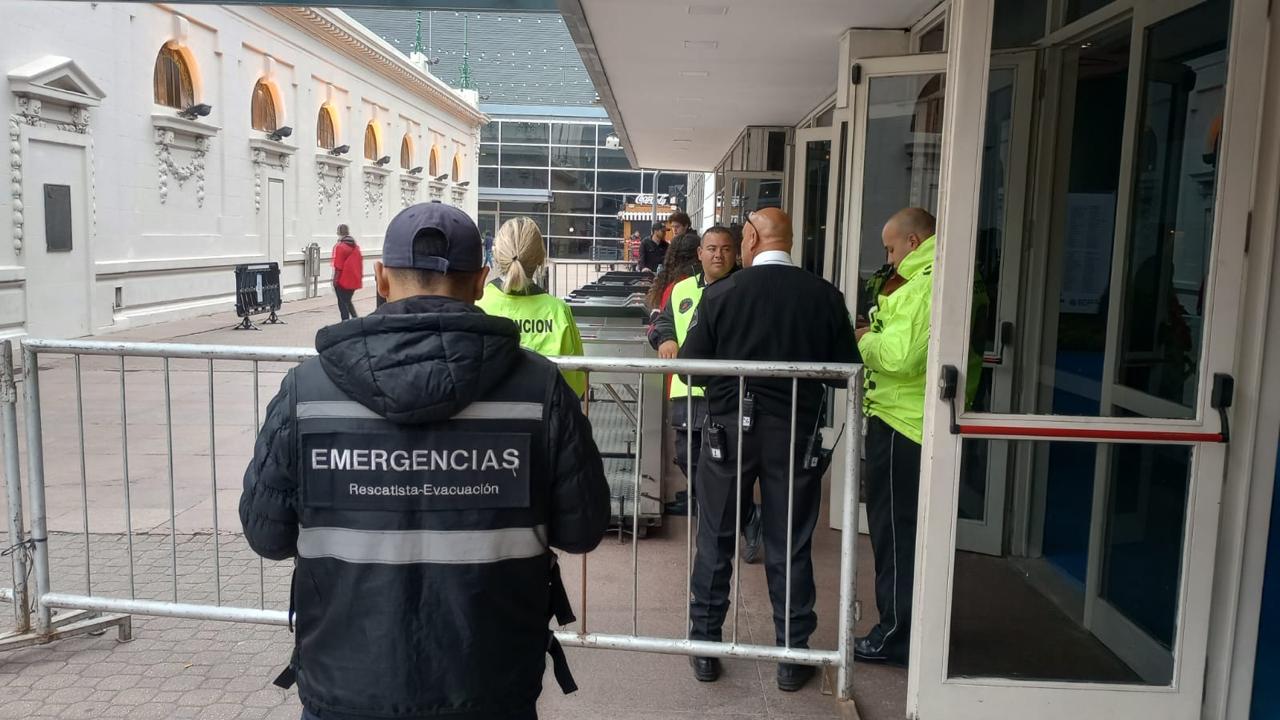 Control de acceso de Anime-Con 2023 en La Rural: equipo de emergencias y evacuación en el ingreso