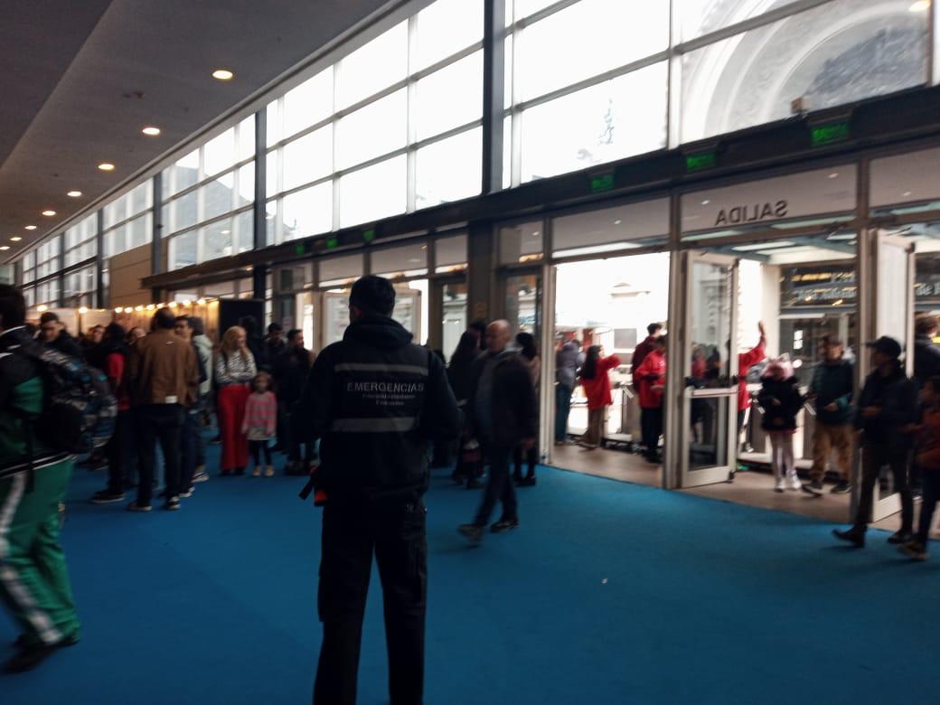 Hall de ingreso de Anime-Con 2023 en La Rural con el público entrando y el rescatista de evacuación