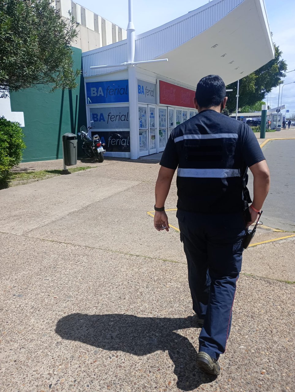 Personal de seguridad recorriendo el acceso de BA Ferial durante Expo Auto Chino 2026