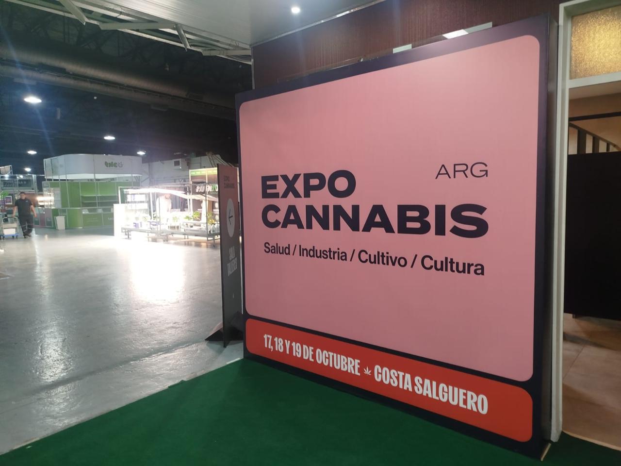 Cartel de Expo Cannabis Argentina 2025 en el ingreso al pabellón de Costa Salguero
