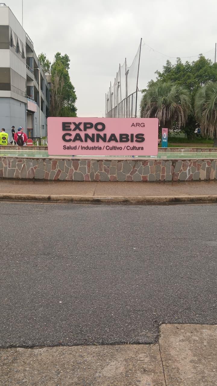 Cartel de Expo Cannabis Argentina 2025 en el acceso exterior de Costa Salguero