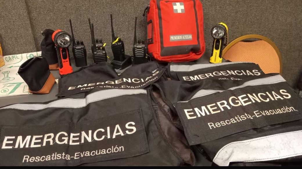 Equipo de la brigada de rescatistas: chalecos EMERGENCIAS Rescatista-Evacuación, handies, linternas y botiquín de primeros auxilios