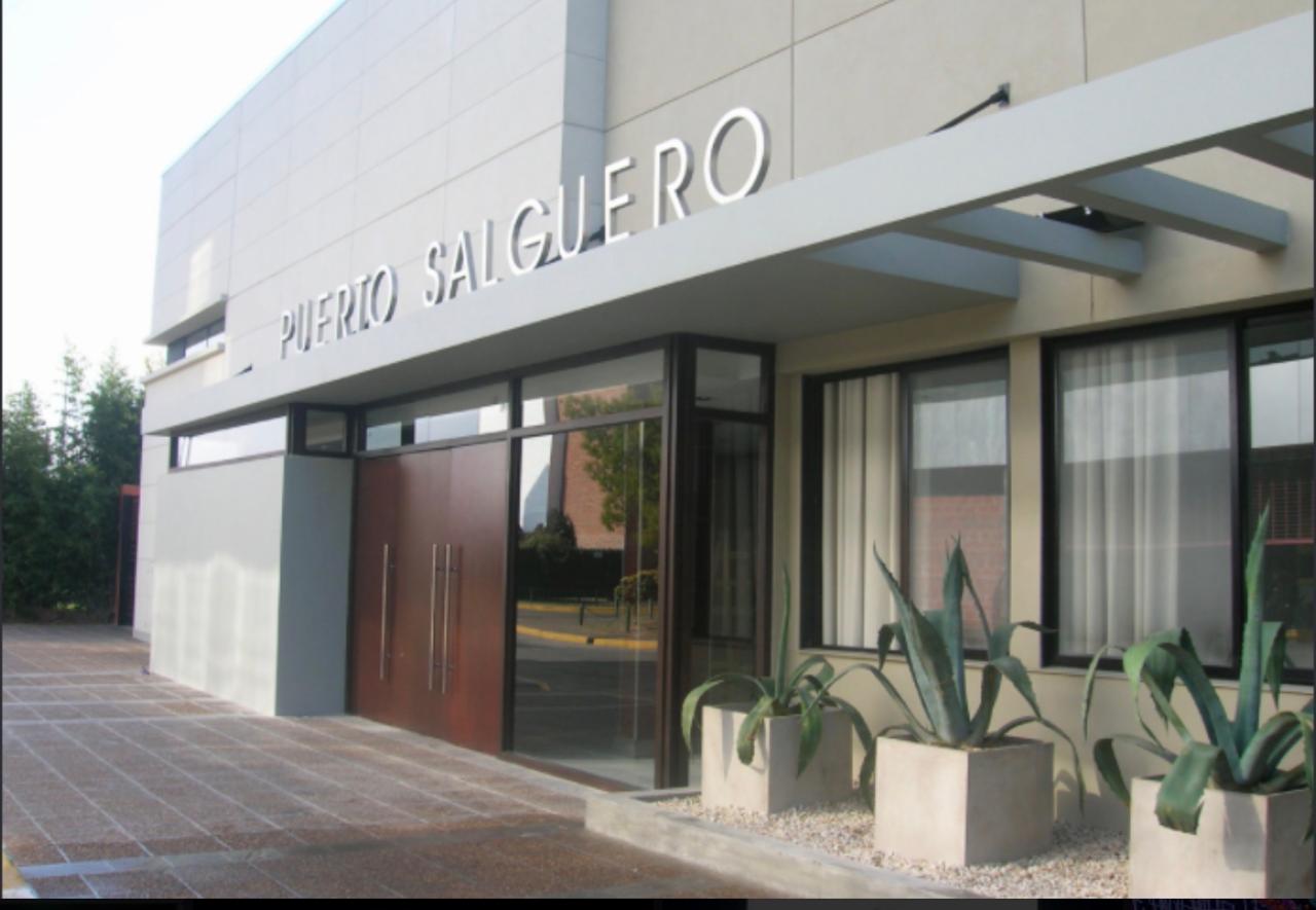 Ingreso de Puerto Salguero, salón de eventos empresariales